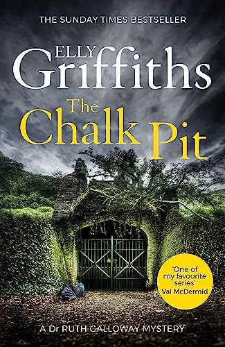 Elly Griffiths - Chalk Pit : The Dr Ruth Galloway Mysteries 9 - Paperb image 1