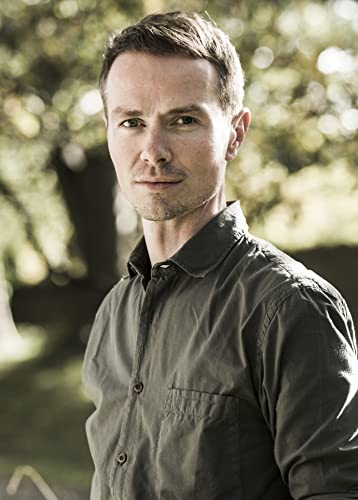 Gavin McCrea - Sisters Mao : a novel - Hardback image 2